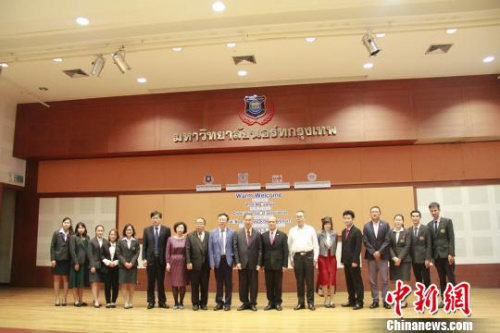 出席短篇小说集《一个人的聚会》泰文版发布会的部分人员合影。 赵婧楠 摄 出席短篇小说集《一个人的聚会》泰文版发布会的部分人员合影。 赵婧楠 摄