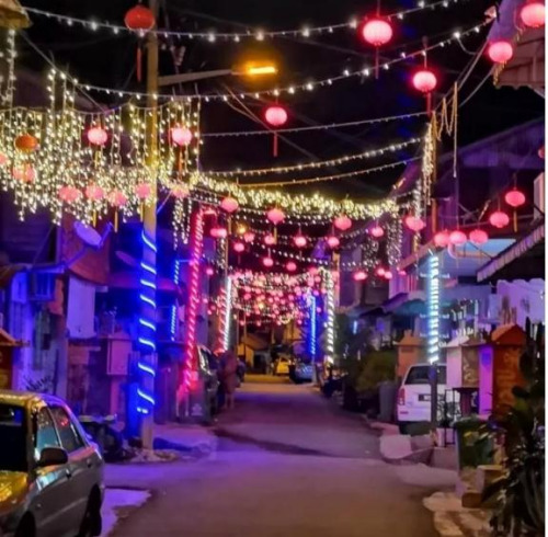 加叻新村第四巷今年的新春灯饰在夜晚散发美丽的色彩。（马来西亚《星洲日报》）