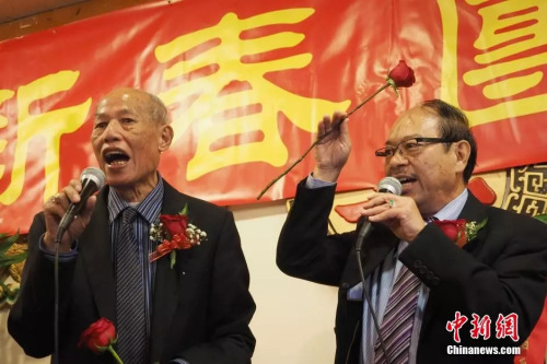资料图:2015年2月16日,著名侨领黄金泉(左)参加中国驻洛杉矶总领馆举办的传统侨社新春招待会。<a target='_blank' href='http://www.chinanews.com/'>中新社</a>发 毛建军 摄 资料图:2015年2月16日,著名侨领黄金泉(左)参加中国驻洛杉矶总领馆举办的传统侨社新春招待会。<a target='_blank' href='http://www.chinanews.com/'>中新社</a>发 毛建军 摄
