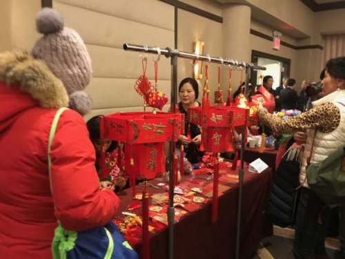 纽约华人社团联席会举办第四届迎新春民俗文化节，图为用红包做灯笼。(美国《世界日报》/牟兰 摄)