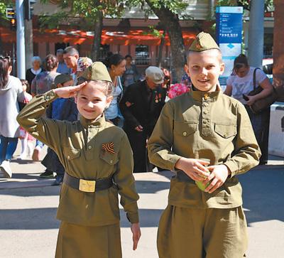 哈萨克斯坦阿拉木图市的著名景点——潘菲洛夫二十八勇士公园里，身着军装的小朋友。