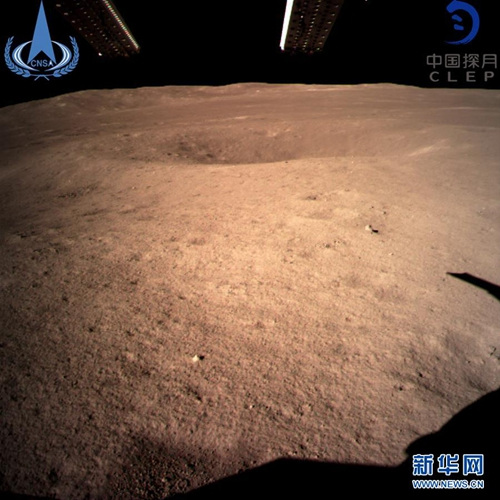 图片为嫦娥四号着陆器监视相机C拍摄的着陆点南侧月球背面图像,巡视器将朝此方向驶向月球表面。新华社发(国家航天局 供图) 图片为嫦娥四号着陆器监视相机C拍摄的着陆点南侧月球背面图像,巡视器将朝此方向驶向月球表面。新华社发(国家航天局 供图)