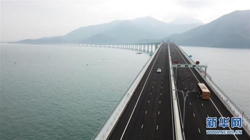 2018年10月24日,港珠澳大桥正式通车,车辆行驶在港珠澳大桥上(无人机拍摄)。新华社记者 吕小炜摄 2018年10月24日,港珠澳大桥正式通车,车辆行驶在港珠澳大桥上(无人机拍摄)。新华社记者 吕小炜摄