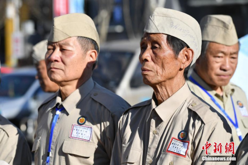 1月25日,纪念滇缅公路全线通车80周年暨南侨机工回国支援抗战80周年图片展在昆明市博物馆开展。来自云南各界的代表、南侨机工后人等齐聚一堂,共同缅怀历史。图为南侨机工后人身着先辈们的服装出席展览。<a target='_blank' href='http://www.chinanews.com/'>中新社</a>记者 刘冉阳 摄 1月25日,纪念滇缅公路全线通车80周年暨南侨机工回国支援抗战80周年图片展在昆明市博物馆开展。来自云南各界的代表、南侨机工后人等齐聚一堂,共同缅怀历史。图为南侨机工后人身着先辈们的服装出席展览。<a target='_blank' href='http://www.chinanews.com/'>中新社</a>记者 刘冉阳 摄