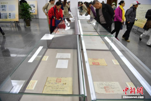 1月25日,市民观看现场展出的部分实物。当日,纪念滇缅公路全线通车80周年暨南侨机工回国支援抗战80周年图片展在昆明市博物馆开展。来自云南各界的代表、南侨机工后人等齐聚一堂,共同缅怀历史。<a target='_blank' href='http://www.chinanews.com/'>中新社</a>记者 刘冉阳 摄 1月25日,市民观看现场展出的部分实物。当日,纪念滇缅公路全线通车80周年暨南侨机工回国支援抗战80周年图片展在昆明市博物馆开展。来自云南各界的代表、南侨机工后人等齐聚一堂,共同缅怀历史。<a target='_blank' href='http://www.chinanews.com/'>中新社</a>记者 刘冉阳 摄