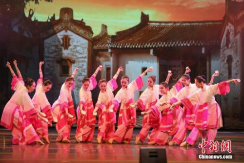 图为舞蹈《请茶》以歌舞形式生动展现潮汕文化传统，演员舞姿轻盈灵动，乐曲欢快俏皮。<a target='_blank' href='http://www.chinanews.com/'>中新社</a>记者 谢光磊 摄