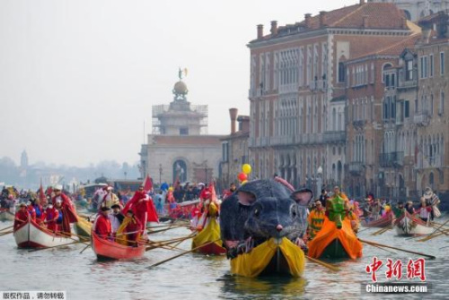 当地时间2018年1月28日，意大利威尼斯2018水上狂欢节开幕，开幕式主题是马戏团。图为一艘老鼠造型的船参加开幕式，颇为引人注目。