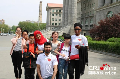 尤金妮亚(右一)与吉林大学留学生社会福利协会iCare合影。 尤金妮亚(右一)与吉林大学留学生社会福利协会iCare合影。