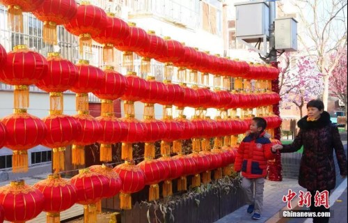 春节临近，北京街头挂起灯笼，过年气息渐浓。<a target='_blank' href='http://www.chinanews.com/'>中新社</a>记者张兴龙摄