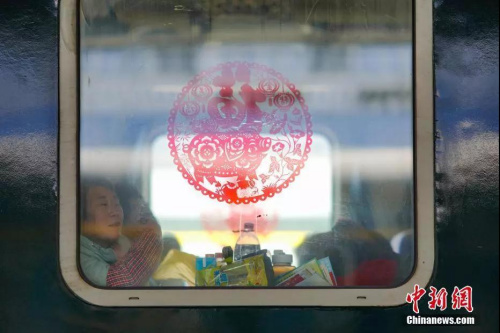 1月22日，上海南开往贵阳的K111次列车车窗上贴着农历猪年吉祥窗贴。<a target='_blank' href='http://www.chinanews.com/'>中新社</a>记者 贺俊怡 摄