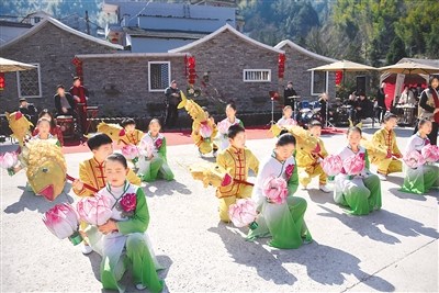 　随着锣鼓声响起，一尾尾鲜艳的鱼灯“游”在人群中，时而上下翻飞，时而飞腾跳跃，分外动人。在舞灯师傅的指导下，国际友人有模有样地完成了一场鱼灯舞。