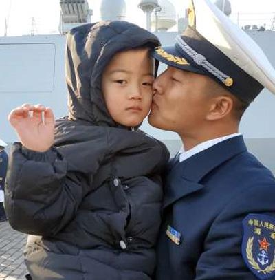 海军第三十批护航编队官兵圆满完成任务后返回青岛，在码头与家人相见。李达达摄