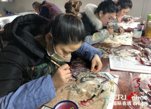 匠人给雕刻完成的皮影上色。摄影:张捷 匠人给雕刻完成的皮影上色。摄影:张捷