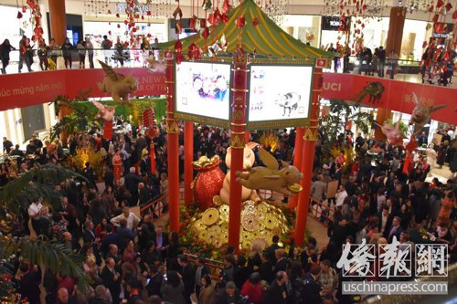 南海岸广场庆祝中国年开幕仪式现场。侨报记者尚颖摄 南海岸广场庆祝中国年开幕仪式现场。侨报记者尚颖摄