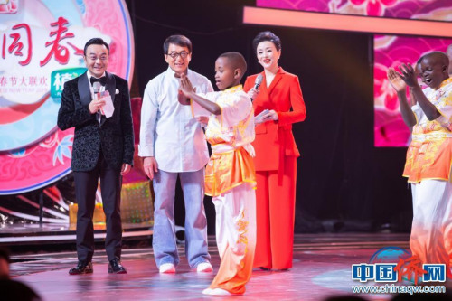 图为成龙、杨澜等于外国小朋友共同登台表演。