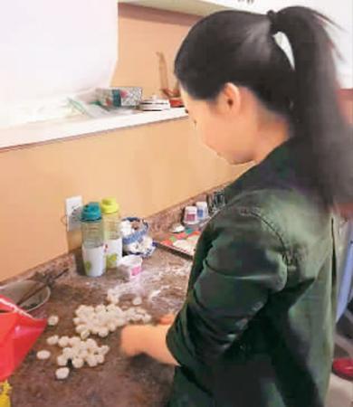 马文静在包饺子。 马文静在包饺子。