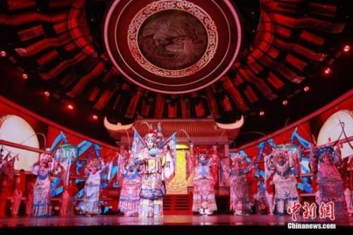 图为“四海同春”2019全球华侨华人春节大联欢录制现场的戏曲表演。