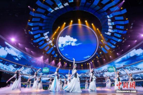 图为“四海同春”2019全球华侨华人春节大联欢录制现场的舞蹈表演。