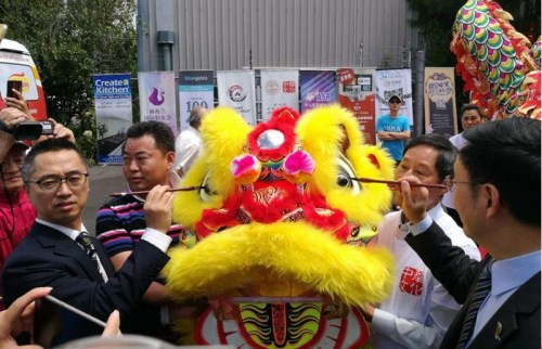 中国驻奥克兰副总领事肖业文与华人国会议员杨健博士为舞龙点睛。(新西兰中华新闻社/孙学良 摄) 中国驻奥克兰副总领事肖业文与华人国会议员杨健博士为舞龙点睛。(新西兰中华新闻社/孙学良 摄)