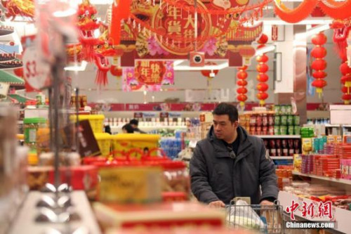 当地时间2月5日，农历己亥年正月初一，华人顾客在加拿大多伦多一间华人连锁超市内喜气洋溢的“年货大街”选购年货。<a target='_blank' href='http://www.chinanews.com/'>中新社</a>记者 余瑞冬 摄