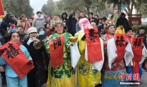 2月9日,游客与扮演“福禄寿喜财”的演员合影沾福气。当日,在济南千佛山新春祈福庙会上,游客迎“财神”、品美食、看大戏,享受春节“民俗大餐”。<a target='_blank' href='http://www.chinanews.com/'>中新社</a>记者 张勇 摄 2月9日,游客与扮演“福禄寿喜财”的演员合影沾福气。当日,在济南千佛山新春祈福庙会上,游客迎“财神”、品美食、看大戏,享受春节“民俗大餐”。<a target='_blank' href='http://www.chinanews.com/'>中新社</a>记者 张勇 摄