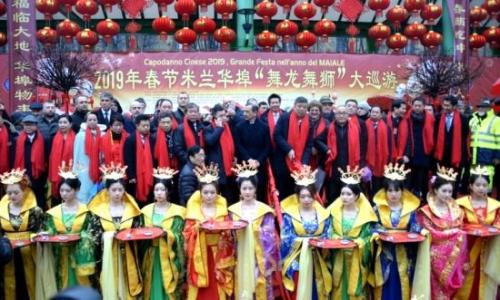 米兰华侨华人春节彩妆舞龙舞狮大巡游活动启动仪式主席台。(图片来源:欧联网) 米兰华侨华人春节彩妆舞龙舞狮大巡游活动启动仪式主席台。(图片来源:欧联网)