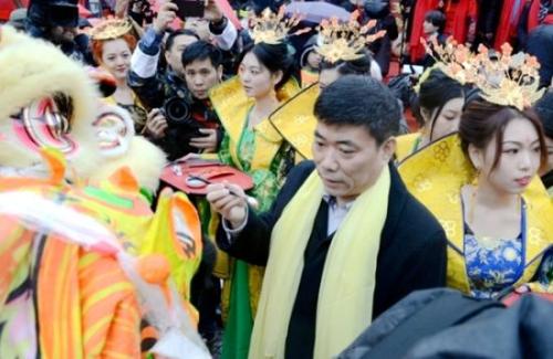 中国驻米兰总领馆总领事宋雪峰为龙狮点睛。(图片来源:欧联网) 中国驻米兰总领馆总领事宋雪峰为龙狮点睛。(图片来源:欧联网)