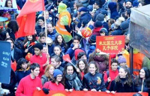 意大利人彩妆巡游队伍。(图片来源:欧联网) 意大利人彩妆巡游队伍。(图片来源:欧联网)