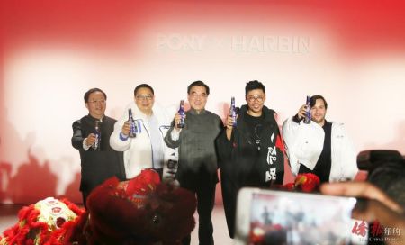 图为黄屏等送上新年祝福。(美国《侨报》 管黎明摄)) 图为黄屏等送上新年祝福。(美国《侨报》 管黎明摄))