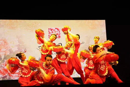 中国东方歌舞团的喜庆舞蹈《亥猪乐道》，为“四海同春”伦敦演出拉开序幕。(图片来源：《欧洲时报》记者 曾玲静 摄)