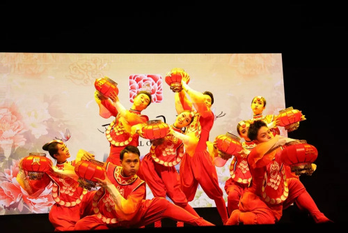 中国东方歌舞团的喜庆舞蹈《亥猪乐道》,为“四海同春”伦敦演出拉开序幕。(图片来源:《欧洲时报》记者 曾玲静 摄) 中国东方歌舞团的喜庆舞蹈《亥猪乐道》,为“四海同春”伦敦演出拉开序幕。(图片来源:《欧洲时报》记者 曾玲静 摄)
