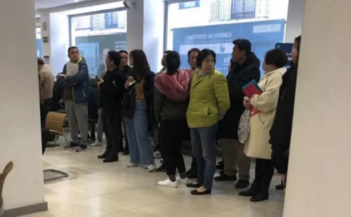 在现场维权解冻账户的侨胞。(图片来源:志愿者供图) 在现场维权解冻账户的侨胞。(图片来源:志愿者供图)