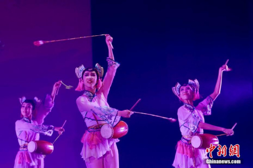 当地时间2月14日晚,德国法兰克福卫星城哈瑙国会剧院内暖意浓浓,2019年“四海同春”赴欧洲艺术团的艺术家们赶在农历正月初十这天,为现场上千名旅德华侨华人及德国观众送上了一台年味十足的中华文化盛宴。图为中国东方歌舞团带来的舞蹈表演《长穗花鼓》。 <a target='_blank' href='http://www.chinanews.com/'>中新社</a>记者 彭大伟 摄 当地时间2月14日晚,德国法兰克福卫星城哈瑙国会剧院内暖意浓浓,2019年“四海同春”赴欧洲艺术团的艺术家们赶在农历正月初十这天,为现场上千名旅德华侨华人及德国观众送上了一台年味十足的中华文化盛宴。图为中国东方歌舞团带来的舞蹈表演《长穗花鼓》。 <a target='_blank' href='http://www.chinanews.com/'>中新社</a>记者 彭大伟 摄