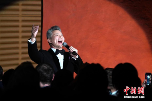 图为著名歌唱家王宏伟在现场演唱中走下舞台与观众互动。 <a target='_blank' href='http://www.chinanews.com/'>中新社</a>记者 彭大伟 摄