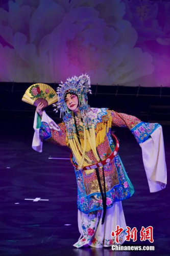 图为梅派京剧传人胡文阁表演京剧《贵妃醉酒》和《梨花颂》。 <a target='_blank' href='http://www.chinanews.com/'>中新社</a>记者 彭大伟 摄 图为梅派京剧传人胡文阁表演京剧《贵妃醉酒》和《梨花颂》。 <a target='_blank' href='http://www.chinanews.com/'>中新社</a>记者 彭大伟 摄
