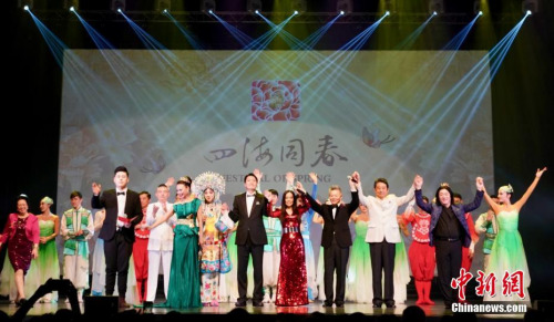 图为演出结束后，艺术家们向观众致谢。 <a target='_blank' href='http://www.chinanews.com/'>中新社</a>记者 彭大伟 摄