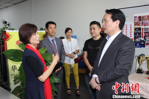 当地时间2月13日,中华海外联谊会副会长谭天星(右一)参观考察巴西(圣保罗)华星艺术团。<a target='_blank' href='http://www.chinanews.com/'>中新社</a>记者 莫成雄 摄 当地时间2月13日,中华海外联谊会副会长谭天星(右一)参观考察巴西(圣保罗)华星艺术团。<a target='_blank' href='http://www.chinanews.com/'>中新社</a>记者 莫成雄 摄