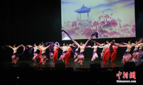 图为悉尼本土艺术团体“华星艺术团”的演员们同台献艺，演出舞蹈《袖舞翩跹》。<a target='_blank' href='http://www.chinanews.com/'>中新社</a>发 姜长庚 摄