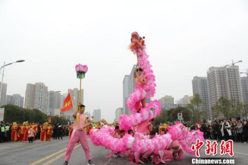 图为铜梁龙灯龙舞大巡游中的“荷花龙”表演。　王伟臣 摄