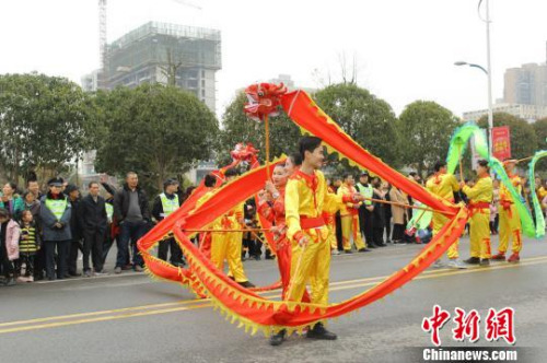 图为铜梁龙灯龙舞大巡游中的“小彩龙”表演。　王伟臣 摄