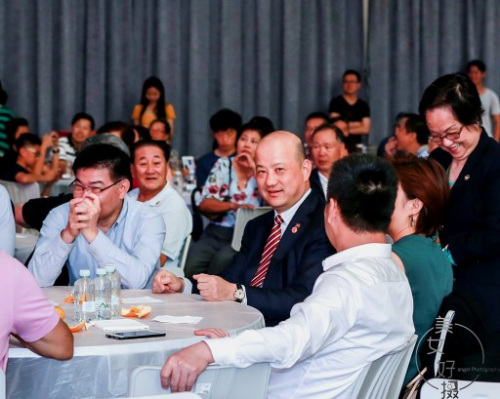 来自中国潮州故乡的400多位华人侨胞欢聚一堂。
