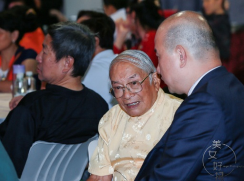 眼角中流露的丝丝思乡情怀,离家时的青涩少年现在已白发苍苍 ,以乡语慰乡愁。 眼角中流露的丝丝思乡情怀,离家时的青涩少年现在已白发苍苍 ,以乡语慰乡愁。