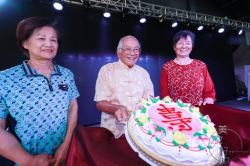 团结互助，尊老爱幼是中华儿女的美德，现场400多位的乡亲父老唱起生日歌，为名誉会长林俊介老先生和当月的生日之星送上祝福。