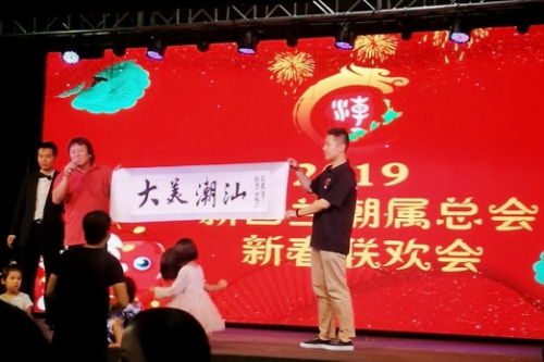 每逢佳节倍思亲,海外游子心系祖国。 每逢佳节倍思亲,海外游子心系祖国。