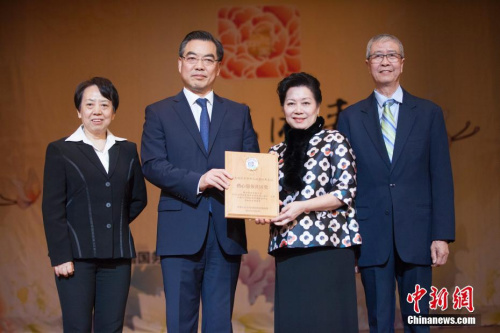 图为演出开始前,中国驻纽约总领事黄屏(左二)向大费城侨学界华人社团联席会议颁发“热心服务社区奖”,联席会议秘书长叶慧民(右二)领奖。<a target='_blank' href='http://www.chinanews.com/'>中新社</a>记者 马德林 摄 图为演出开始前,中国驻纽约总领事黄屏(左二)向大费城侨学界华人社团联席会议颁发“热心服务社区奖”,联席会议秘书长叶慧民(右二)领奖。<a target='_blank' href='http://www.chinanews.com/'>中新社</a>记者 马德林 摄
