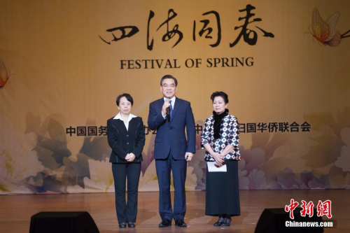 图为中国驻纽约总领事黄屏（中），2019年“四海同春”美洲慰侨演出团团长、中华海外联谊会理事汤翠英（左）和大费城侨学界华人社团联席会议秘书长叶慧民（右）在演出开始前登台并先后致辞。<a target='_blank' href='http://www.chinanews.com/'>中新社</a>记者 马德林 摄