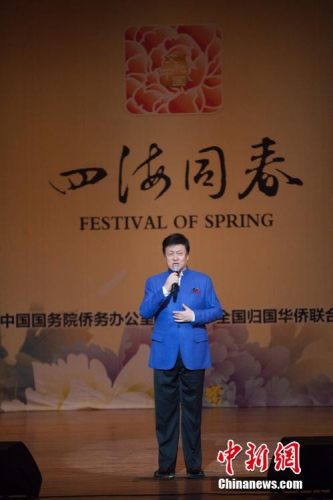 图为中国男高音歌唱家吕继宏为观众献唱歌曲《咱老百姓》。<a target='_blank' href='http://www.chinanews.com/'>中新社</a>记者 马德林 摄 图为中国男高音歌唱家吕继宏为观众献唱歌曲《咱老百姓》。<a target='_blank' href='http://www.chinanews.com/'>中新社</a>记者 马德林 摄