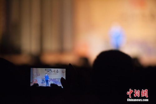 图为中国男高音歌唱家吕继宏登台献唱时,现场一位观众用手机记录他的表演。<a target='_blank' href='http://www.chinanews.com/'>中新社</a>记者 马德林 摄 图为中国男高音歌唱家吕继宏登台献唱时,现场一位观众用手机记录他的表演。<a target='_blank' href='http://www.chinanews.com/'>中新社</a>记者 马德林 摄