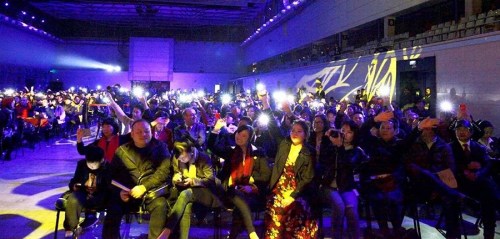 郭蓉在演唱歌曲《红旗飘飘》时,现场观众纷纷打开手机的闪光灯,伴随着旋律挥动手臂。 郭蓉在演唱歌曲《红旗飘飘》时,现场观众纷纷打开手机的闪光灯,伴随着旋律挥动手臂。