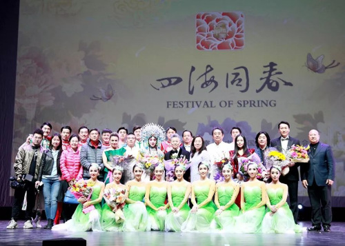 演职人员合影。 演职人员合影。